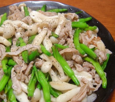 金針菜（ゆりのつぼみ）と豚肉の炒め物の写真