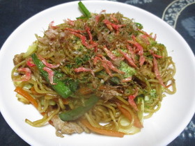 焼きそばに干しエビでカルシウムプラス
