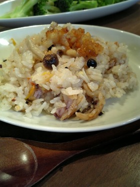 鶏皮ときのこの十八穀ピラフ