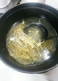 簡単過ぎる ごま油香る 豆もやしスープ