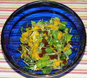 イクラと黄菊、かいわれ菜の和えもの