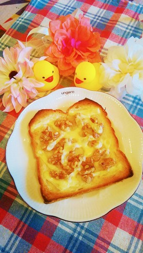 クルミとチーズのトースト