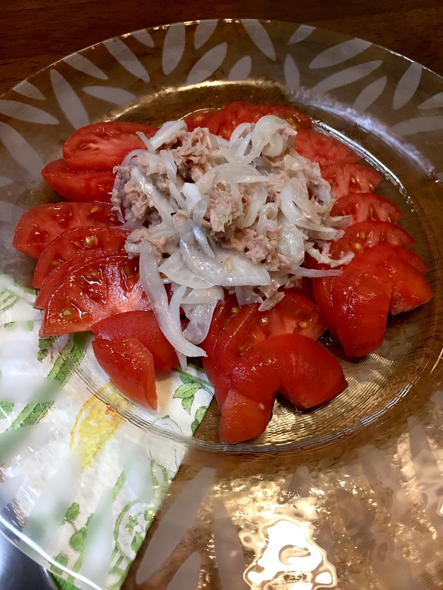 トマトの玉ねぎとツナ添えサラダの画像