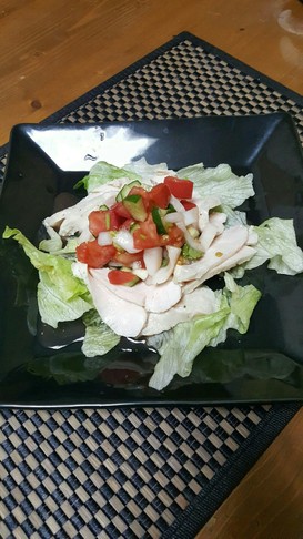サラダチキンのサルサソースがけ