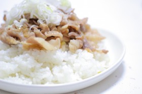 ねぎ塩ダレDE豚バラ丼