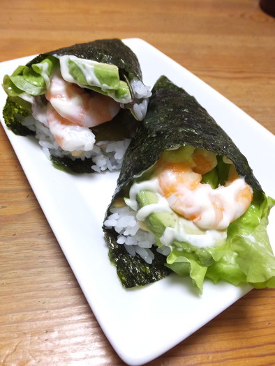 サクサク食感の海老アボカド手巻き寿司の写真