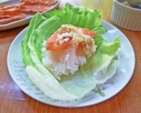サーモンのねぎ塩だれレタス包みご飯