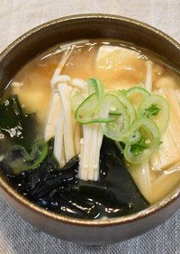えのき茸と豆腐とわかめの味噌汁
