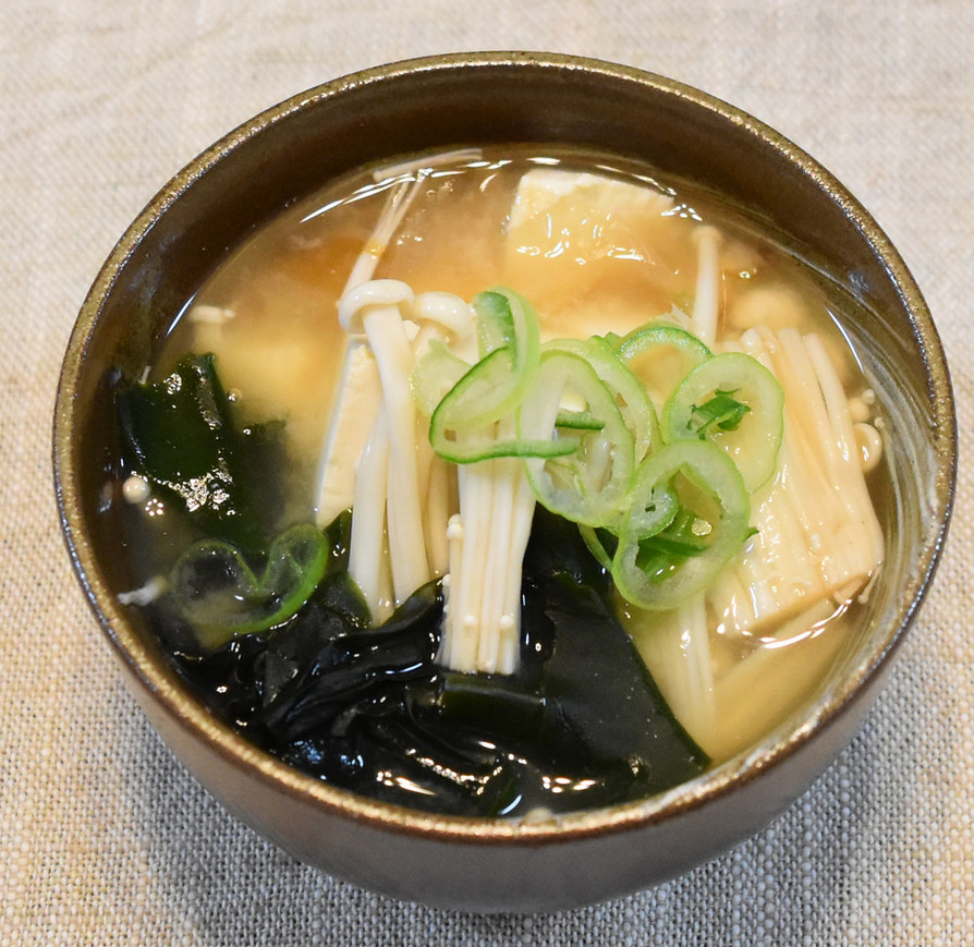 えのき茸と豆腐とわかめの味噌汁の画像