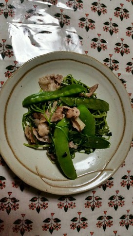 豚肉と豆苗、さや豆の塩炒め