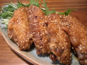 甘辛でご飯が進んじゃう♪ごま風味の手羽先