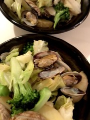 あさりと豚肉、新じゃがの炒め蒸しの写真