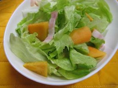 柿とレタスのサラダの写真