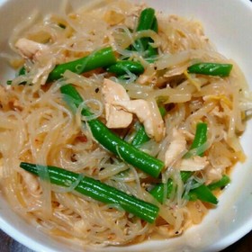 いんげんと蒸し鶏のピリ辛春雨サラダ