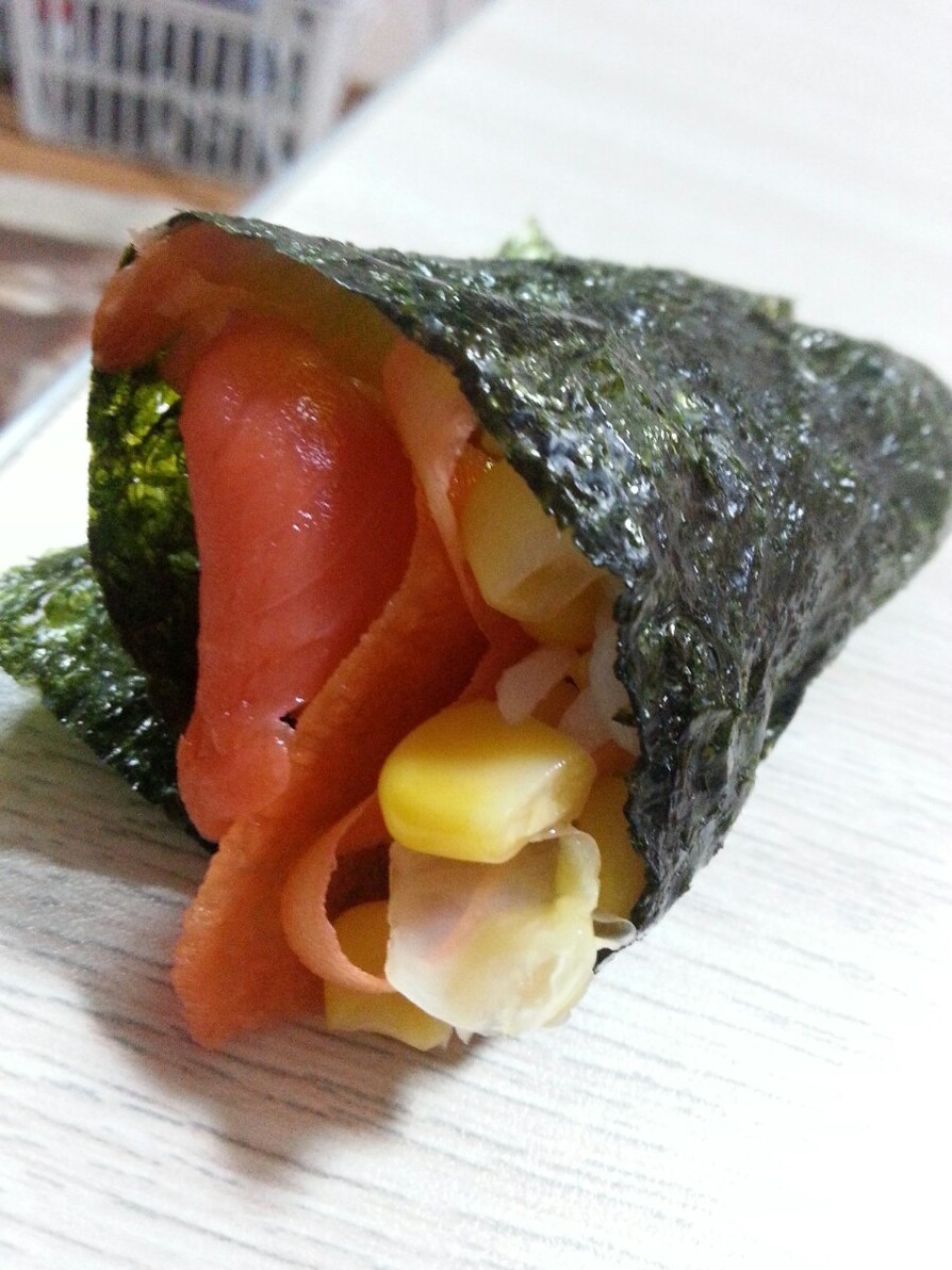 サーモン手巻き寿司の画像