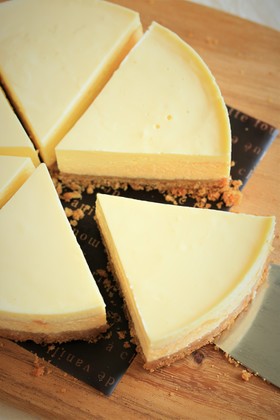 二層仕立ての濃厚チーズケーキ