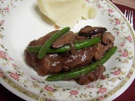 鶏肉としいたけの赤ワイン煮