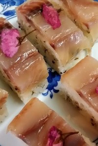 旬の魚の昆布締めで桜の押し寿司