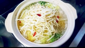 白菜、もやし、豚肉のピリ辛さっぱり鍋
