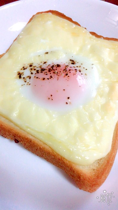 トロトロ半熟卵のマヨチーズトーストの写真