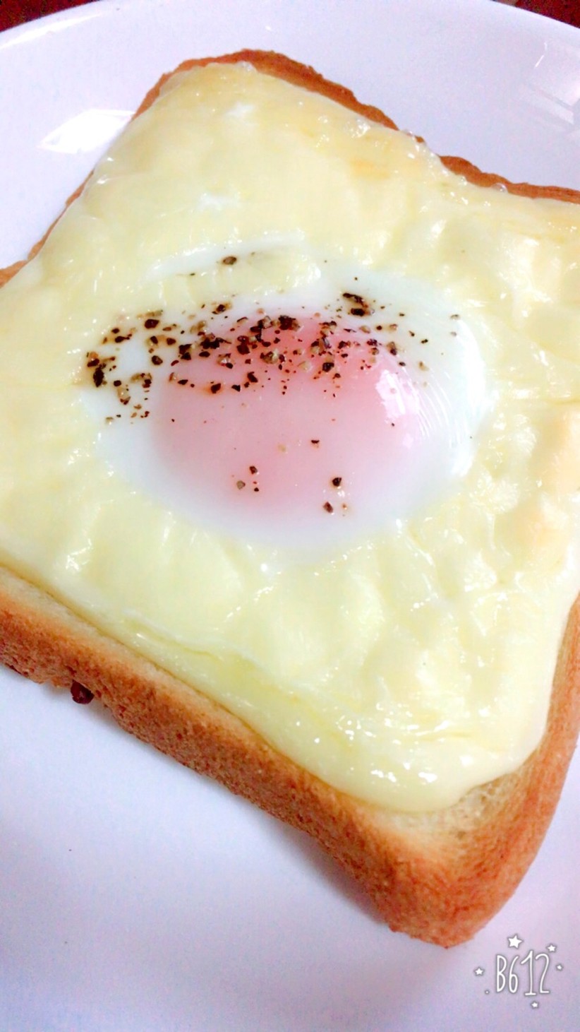 トロトロ半熟卵のマヨチーズトーストの画像