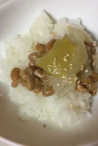 納豆と玉ねぎのコンソメ煮のご飯