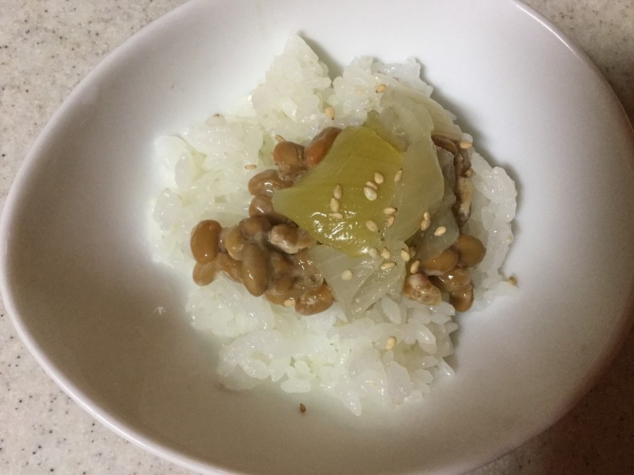 納豆と玉ねぎのコンソメ煮のご飯の画像