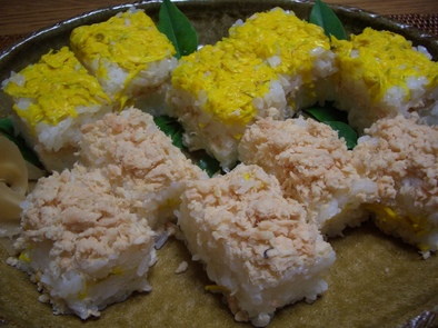 菊花と焼きほぐし鮭のお寿司の写真
