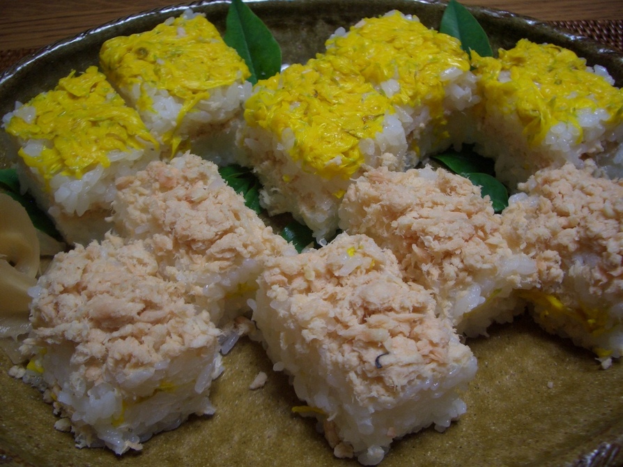 菊花と焼きほぐし鮭のお寿司の画像