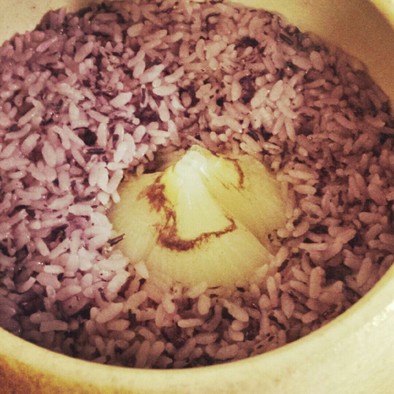 玉ねぎの黒米炊き込みご飯の写真