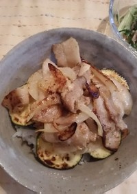 豚バラ肉の味噌マヨガーリック丼