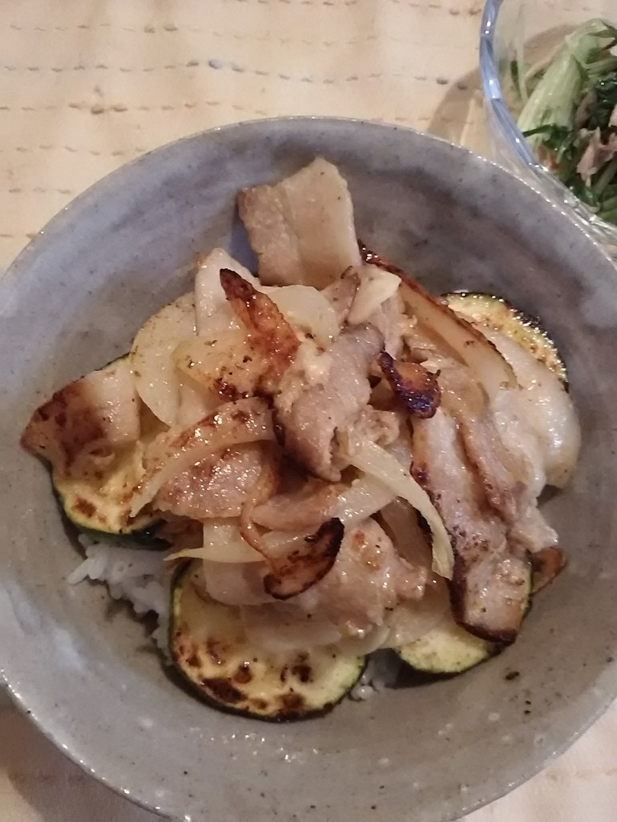 豚バラ肉の味噌マヨガーリック丼の画像
