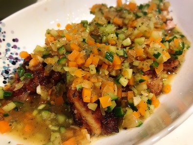 鶏肉ピカタの彩り野菜ソースがけの写真