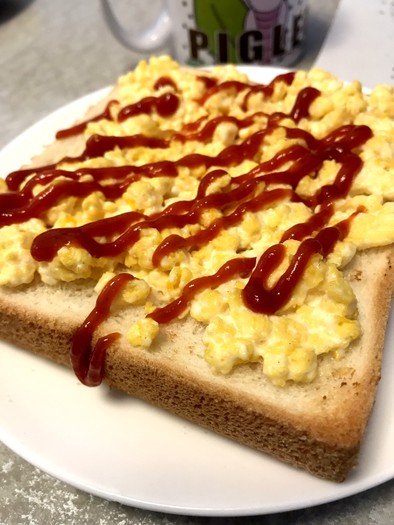 炒り卵で手軽にエッグトーストの写真