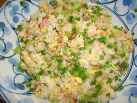 簡単・美味しい♪ベーコンレタスチャーハン