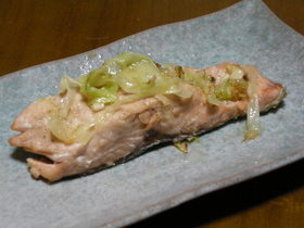 生サケとキャベツの蒸し焼き