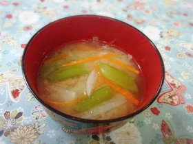 スナップえんどうと大根人参の味噌汁