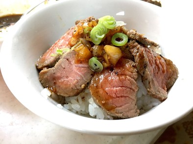 ローストビーフ丼の写真