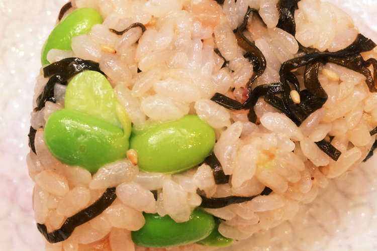 塩昆布と枝豆さんおにぎり レシピ 作り方 By ラムセス３世 クックパッド 簡単おいしいみんなのレシピが368万品