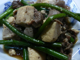 牛肉とにんにくの芽の炒め煮
