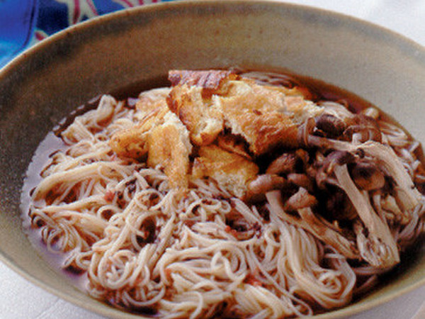 焼き油揚げとしめじの梅風味そうめん