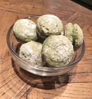 お抹茶とホワイトチョコのダックワーズの写真