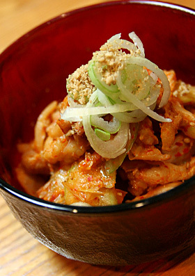 鶏皮とセロリのキムチ炒め