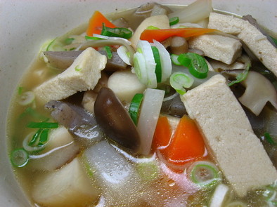 ほんわか温まるぅ凍み豆腐汁の写真