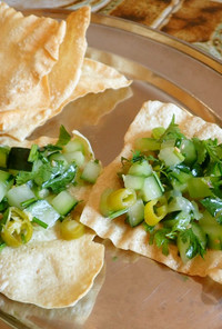 緑の冷菜のマサラ・パパド