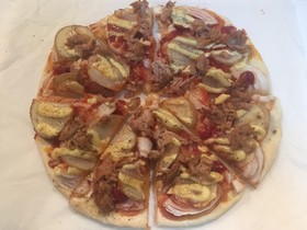 鰹フレークとじゃがいも、タマネギのピザ