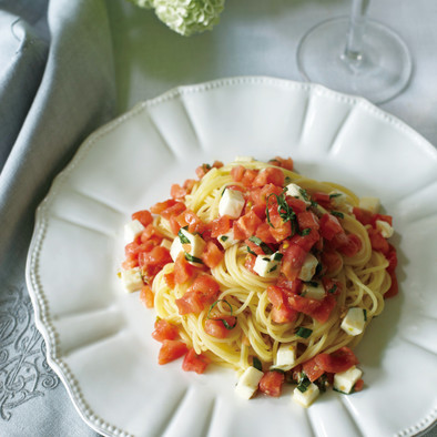 トマトとモッツァレラチーズの冷製パスタの写真