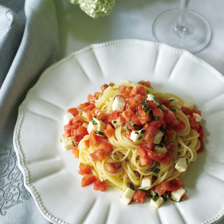 トマトとモッツァレラチーズの冷製パスタの画像
