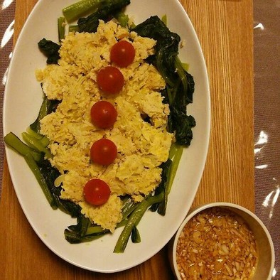 レンジで簡単　小松菜と鶏ひき肉サラダの写真