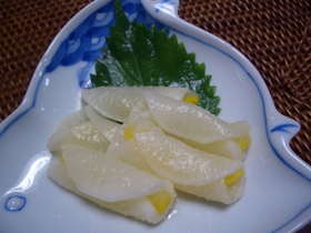 一夜干しした大根と柚子の甘酢漬け